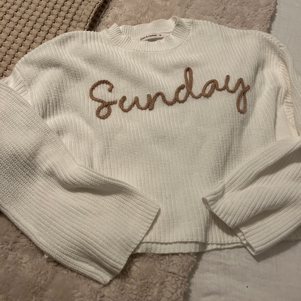 SUNDAY SWEATER SIZE MEDIUM